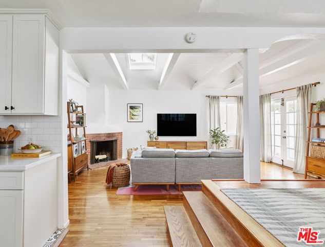 8460 Kirkwood Drive, Los Angeles, CA 90046