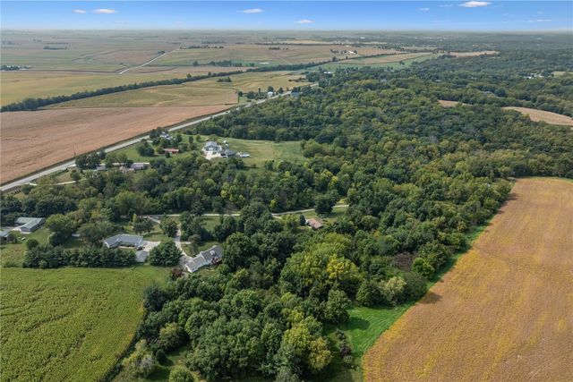 2767 61st St Trail, Vinton, IA 52349