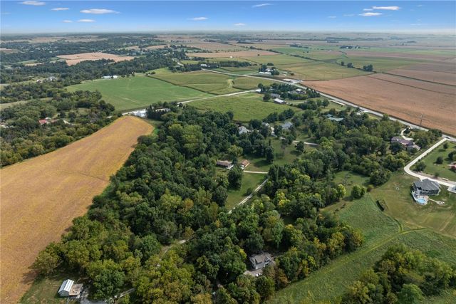 2767 61st St Trail, Vinton, IA 52349