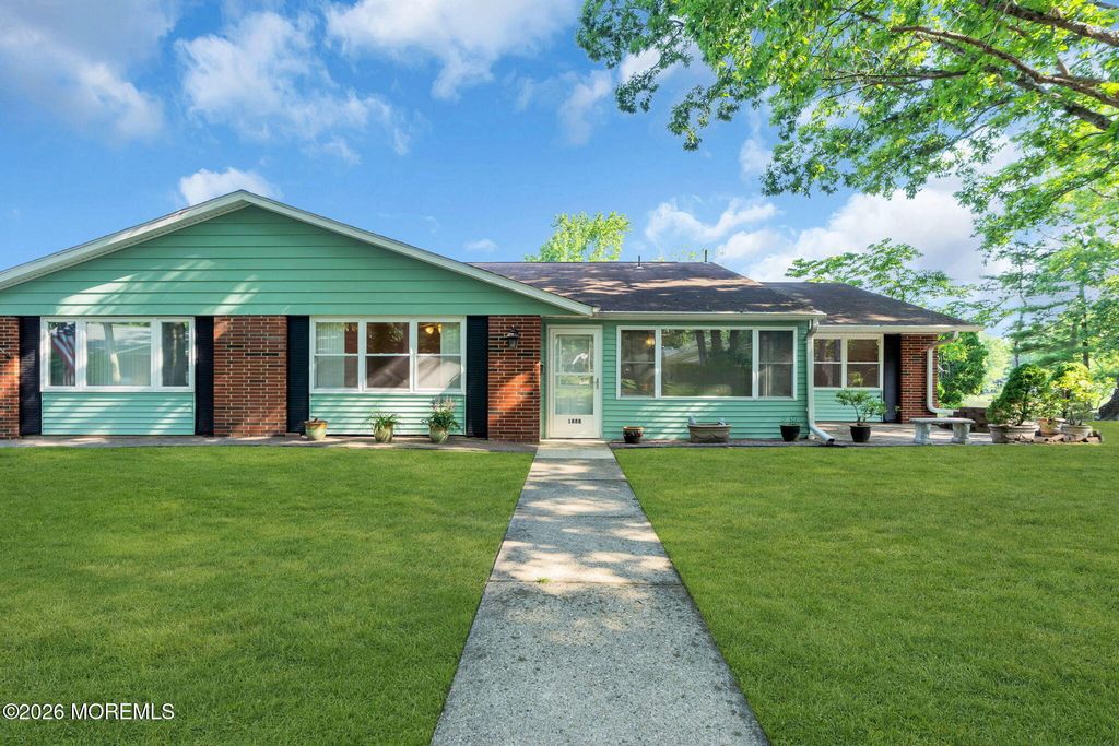188B Sterling Court, Lakewood, NJ 08701