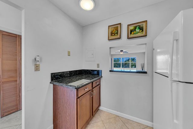 9401 Sunrise Lakes Boulevard 311, Sunrise, FL 33322