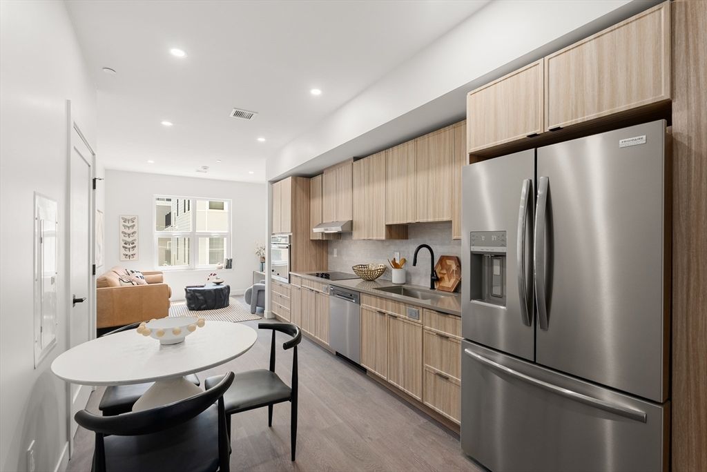 75 Willow Ct 506, Boston, MA 02125