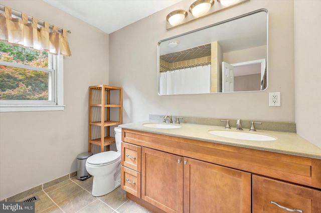 7 PIN OAK CT, Blackwood, NJ 08012