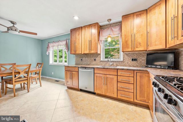 7 PIN OAK CT, Blackwood, NJ 08012