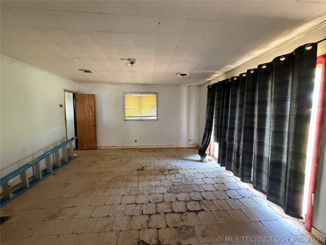 131 N 44TH West Avenue, Tulsa, OK 74127