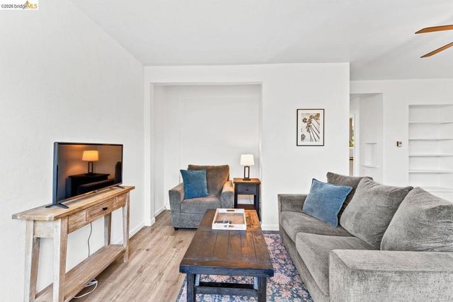 2713 Ridge Rd, Berkeley, CA 94709