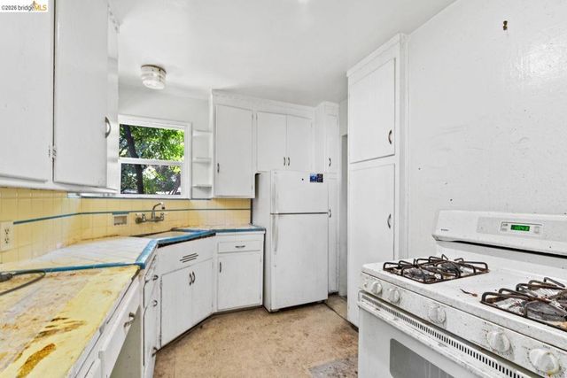 2713 Ridge Rd, Berkeley, CA 94709