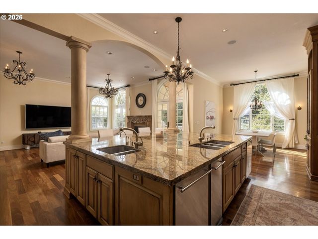 1677 LESLIE Ln, Lake Oswego, OR 97034