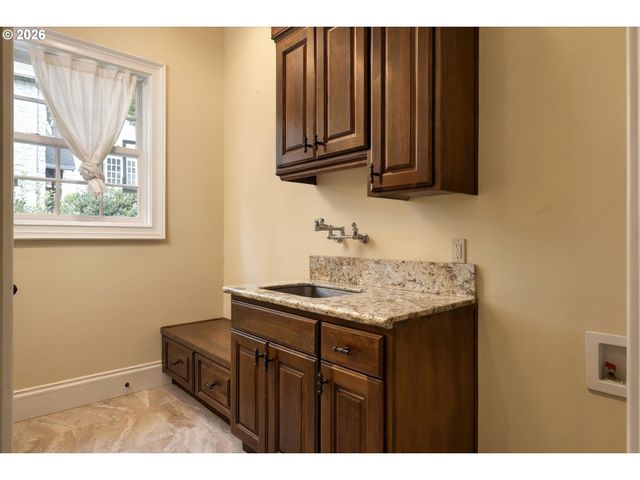 1677 LESLIE Ln, Lake Oswego, OR 97034