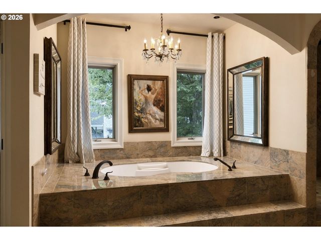 1677 LESLIE Ln, Lake Oswego, OR 97034