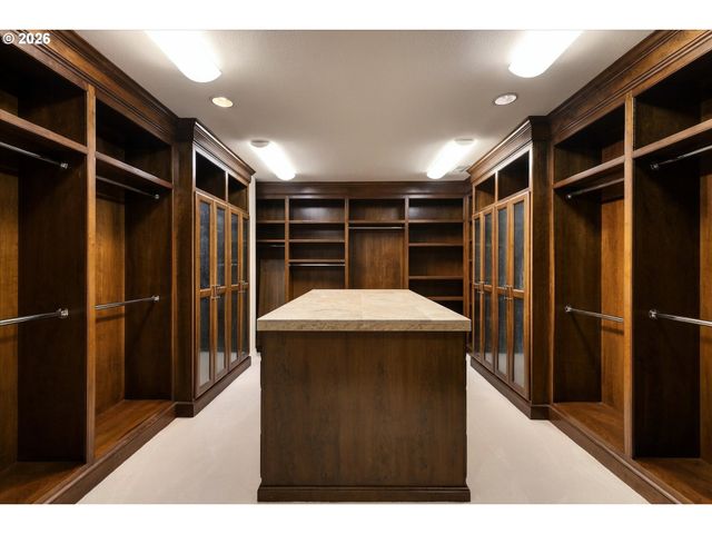 1677 LESLIE Ln, Lake Oswego, OR 97034