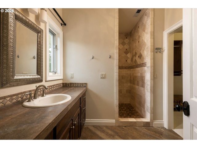 1677 LESLIE Ln, Lake Oswego, OR 97034