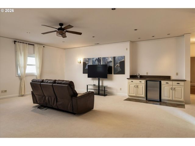 1677 LESLIE Ln, Lake Oswego, OR 97034