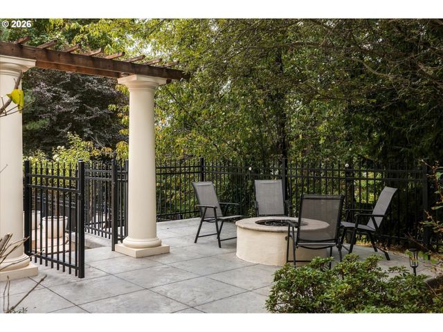 1677 LESLIE Ln, Lake Oswego, OR 97034