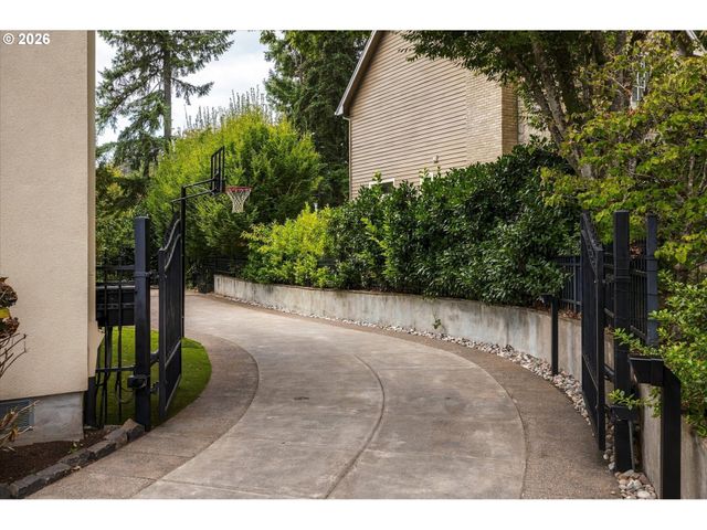 1677 LESLIE Ln, Lake Oswego, OR 97034