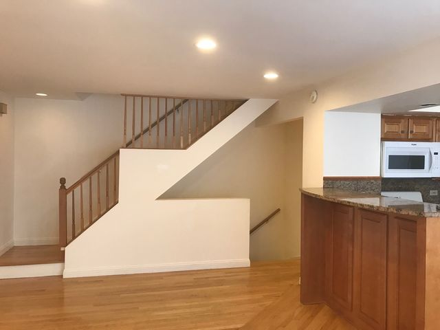 320 Inverrary Lane, Deerfield, IL 60015