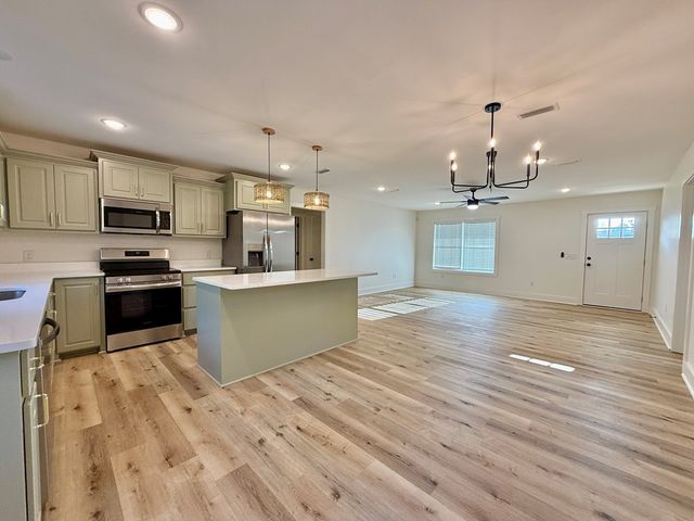 404 S 6th Avenue, Hartford, AL 36344