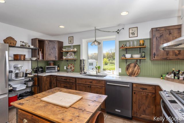 11117 W Snows Lake Road, Greenville, MI 48838