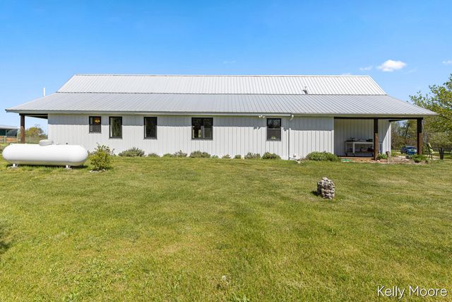 11117 W Snows Lake Road, Greenville, MI 48838