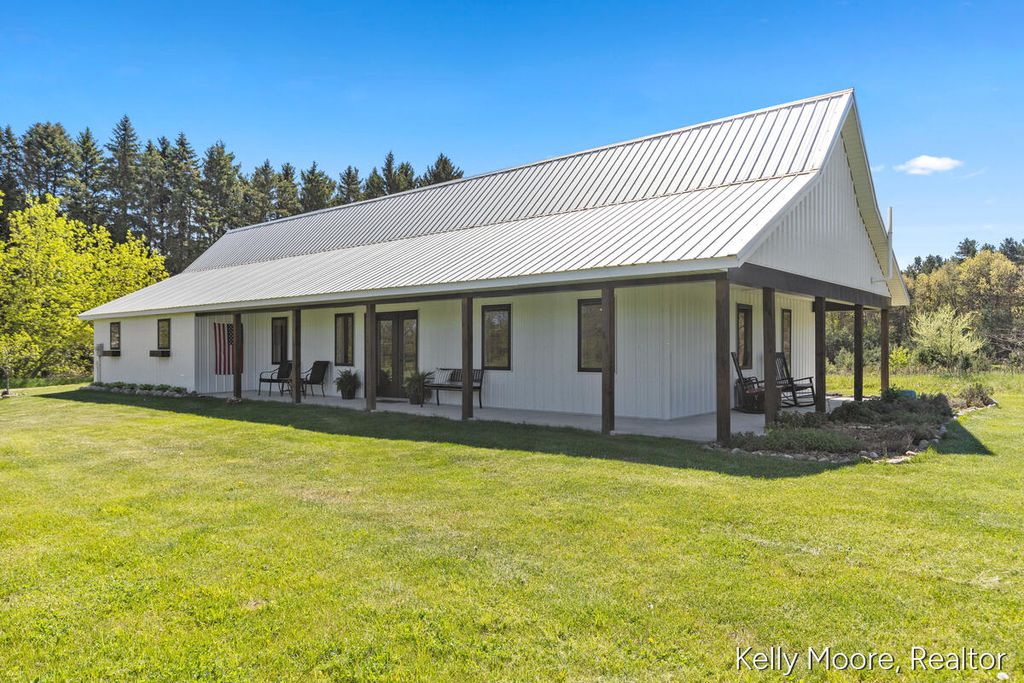 11117 W Snows Lake Road, Greenville, MI 48838