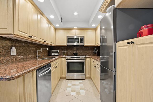 1985 S Ocean Drive 17d, Hallandale Beach, FL 33009