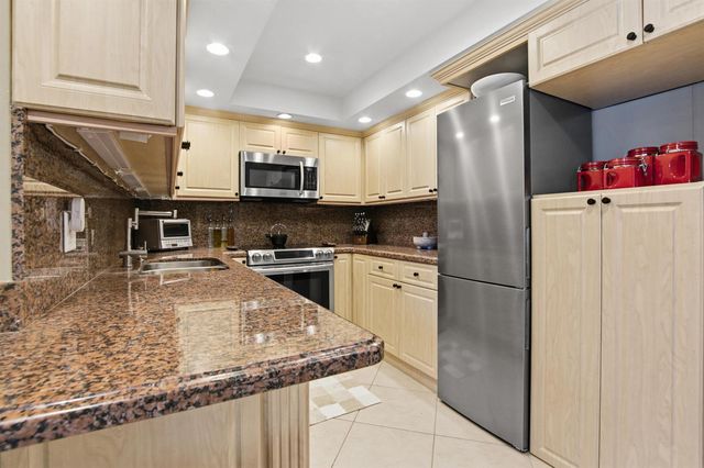 1985 S Ocean Drive 17d, Hallandale Beach, FL 33009