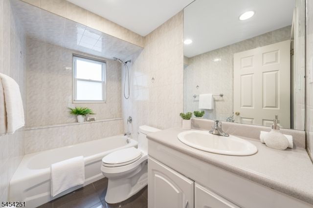 49 Country Club Ln, Springfield Twp., NJ 07081