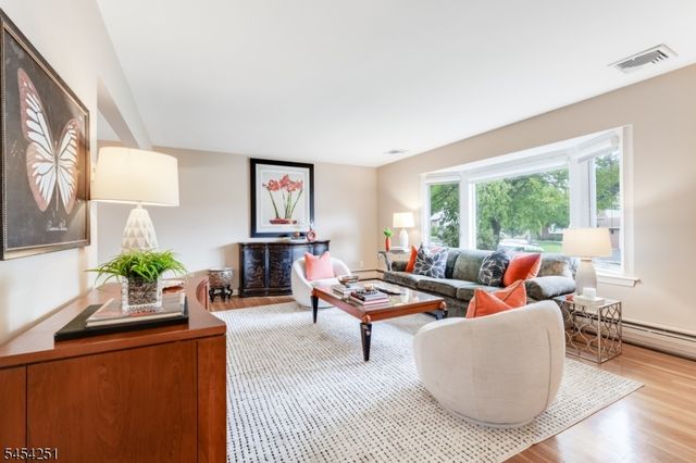 49 Country Club Ln, Springfield Twp., NJ 07081