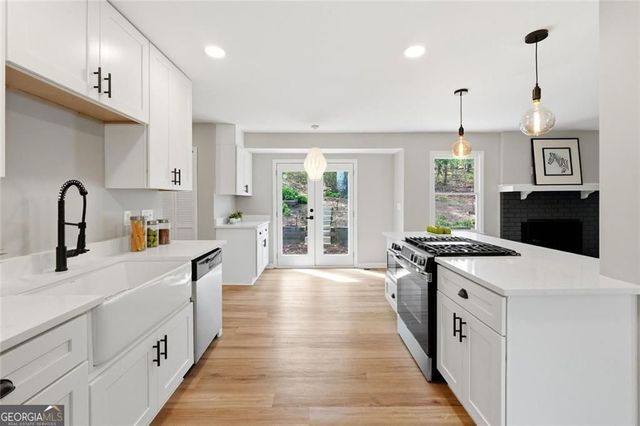 4304 Lindsey Way NE, Roswell, GA 30075