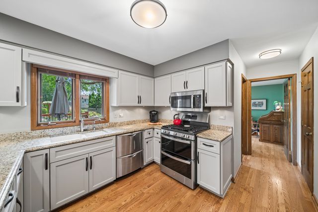 808 Lyndhurst Court, Naperville, IL 60563