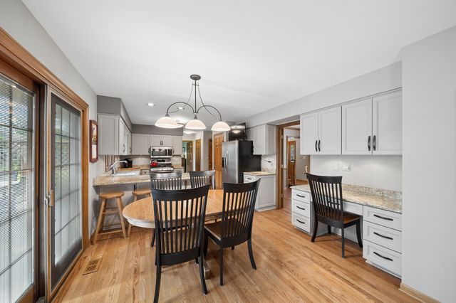 808 Lyndhurst Court, Naperville, IL 60563
