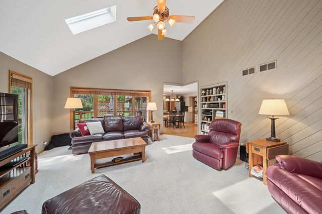 808 Lyndhurst Court, Naperville, IL 60563
