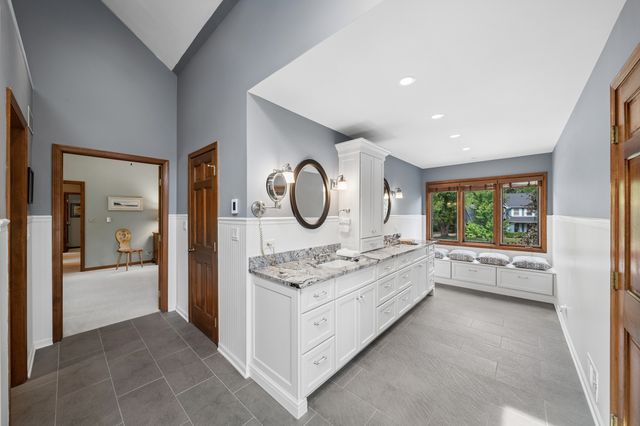 808 Lyndhurst Court, Naperville, IL 60563