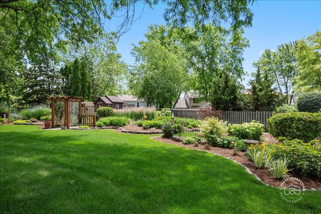 808 Lyndhurst Court, Naperville, IL 60563