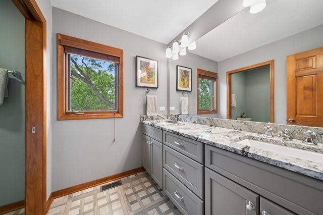 808 Lyndhurst Court, Naperville, IL 60563