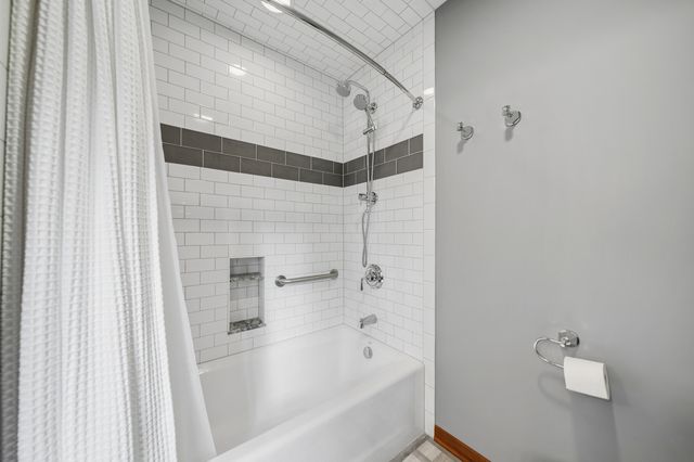 808 Lyndhurst Court, Naperville, IL 60563