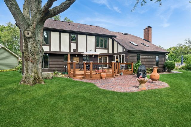 808 Lyndhurst Court, Naperville, IL 60563