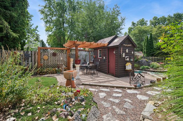 808 Lyndhurst Court, Naperville, IL 60563