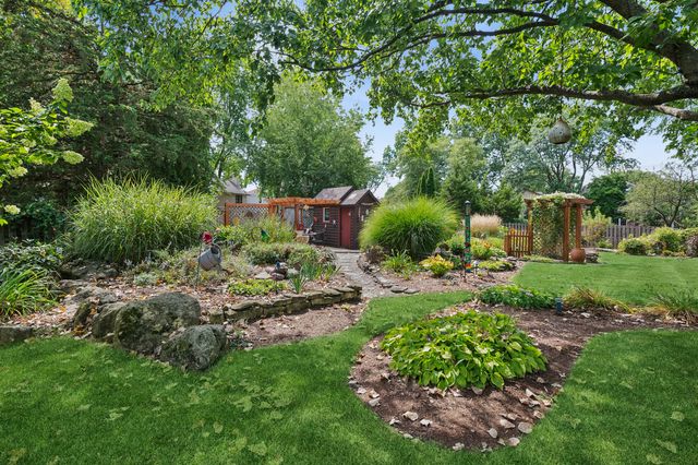 808 Lyndhurst Court, Naperville, IL 60563