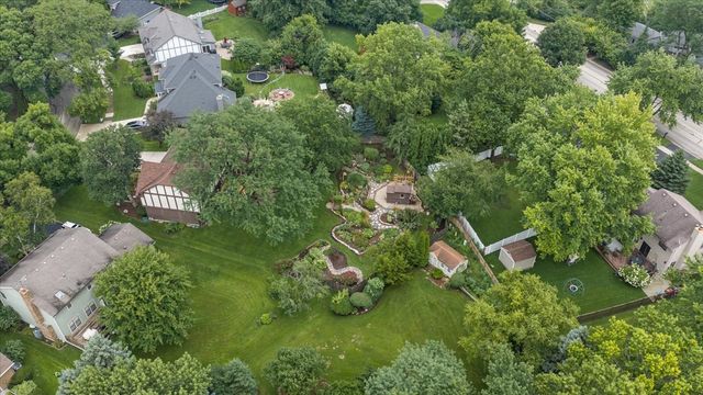 808 Lyndhurst Court, Naperville, IL 60563