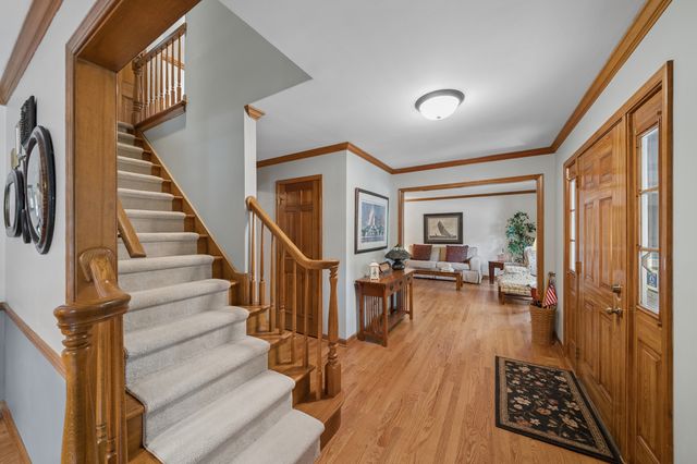 808 Lyndhurst Court, Naperville, IL 60563