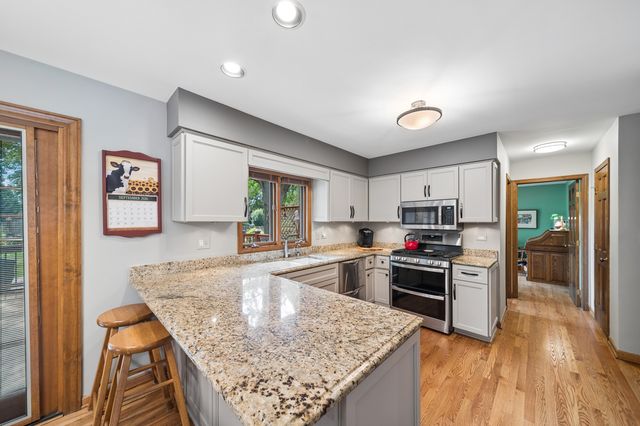 808 Lyndhurst Court, Naperville, IL 60563