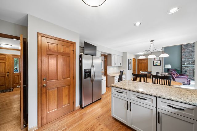 808 Lyndhurst Court, Naperville, IL 60563