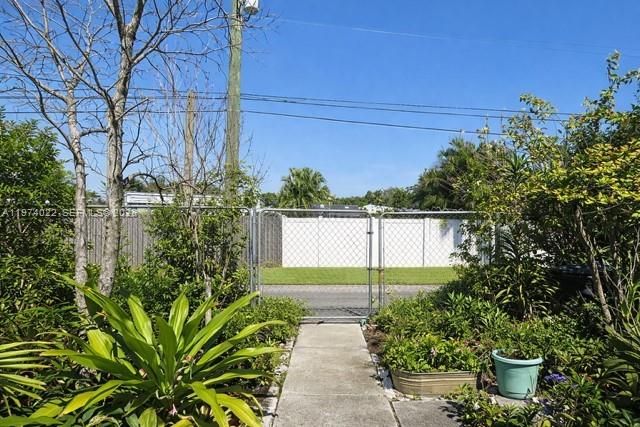 31 SE 7th St, Dania Beach, FL 33004