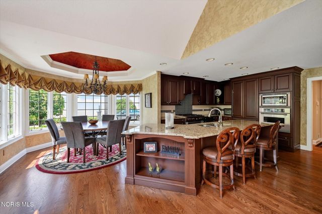 558 Laguna Point, Holland, OH 43528