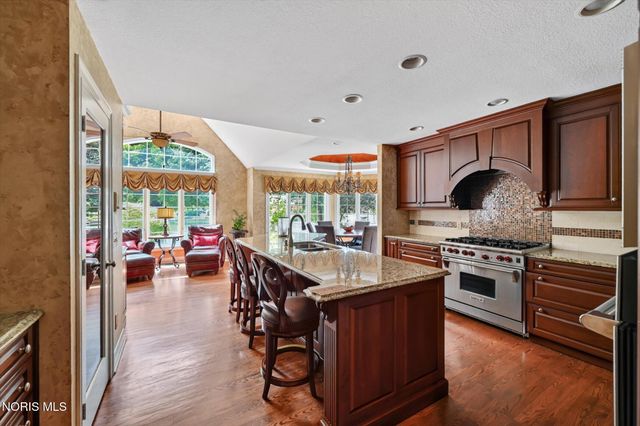 558 Laguna Point, Holland, OH 43528