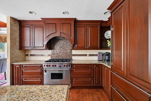 558 Laguna Point, Holland, OH 43528