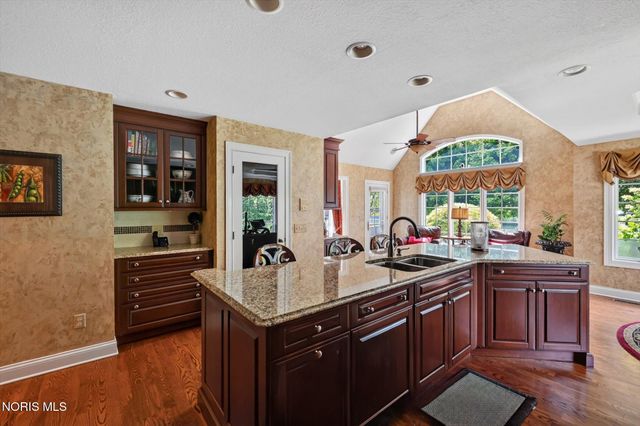 558 Laguna Point, Holland, OH 43528