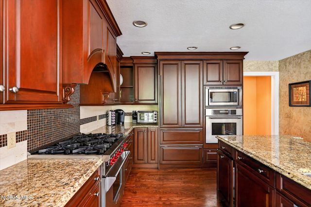 558 Laguna Point, Holland, OH 43528