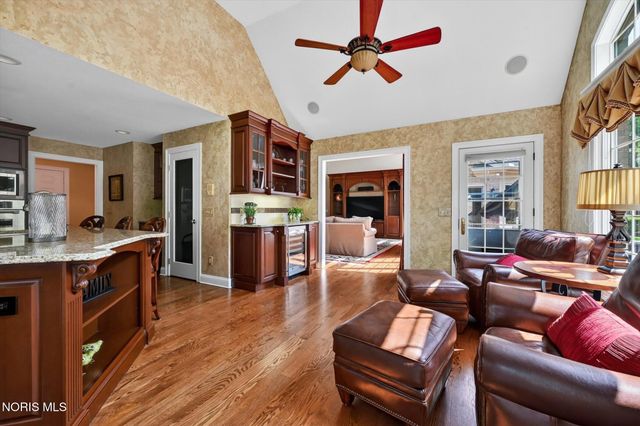558 Laguna Point, Holland, OH 43528